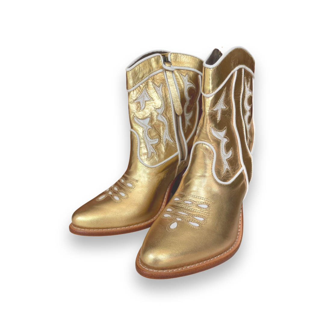 Lotus rock boots