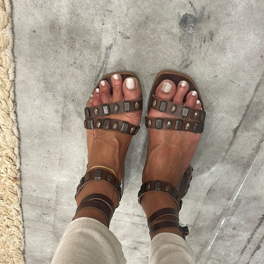 Split stud gladiator
